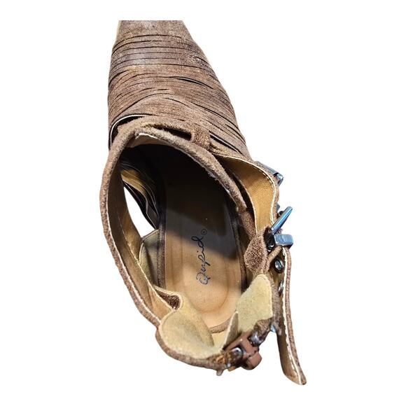 Qupid Brown Faux Suede Leather Stacked Heel Cut Out Buckle Boots ~ Size 9 - Picture 5 of 8